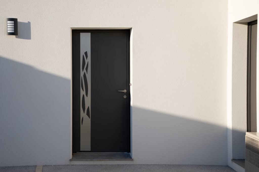 Façade moderne blanche avec porte d'entrée anthracite et motif abstrait. Applique murale design, fortes ombres solaires, unité de climatisation.